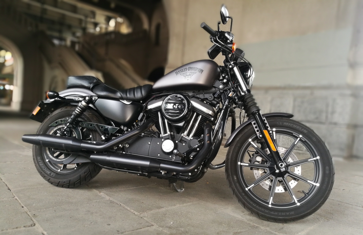 Jazda Motocyklem Harley-Davidson z filmowaniem